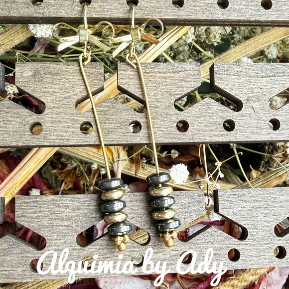 Alquimia Jewelry - Minimalist Elegant Gold and dark gray Dangle long Earrings